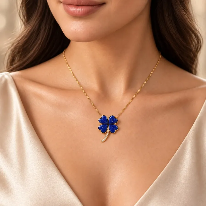 Kleeblatt Anhänger mit Lapislazuli, an einer Kette getragen