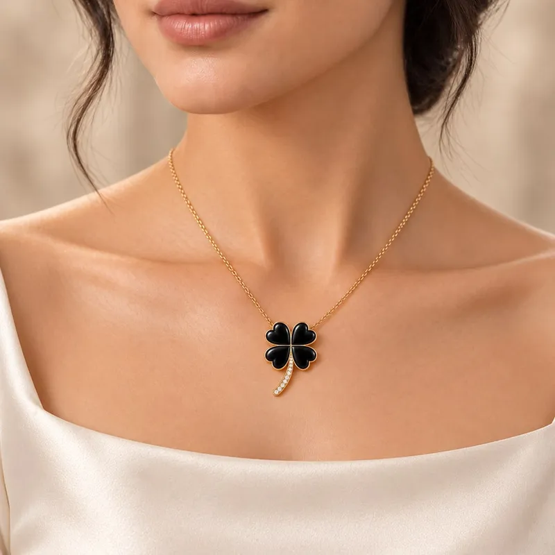 Kleeblatt Anhänger mit Onyx, an einer Kette getragen