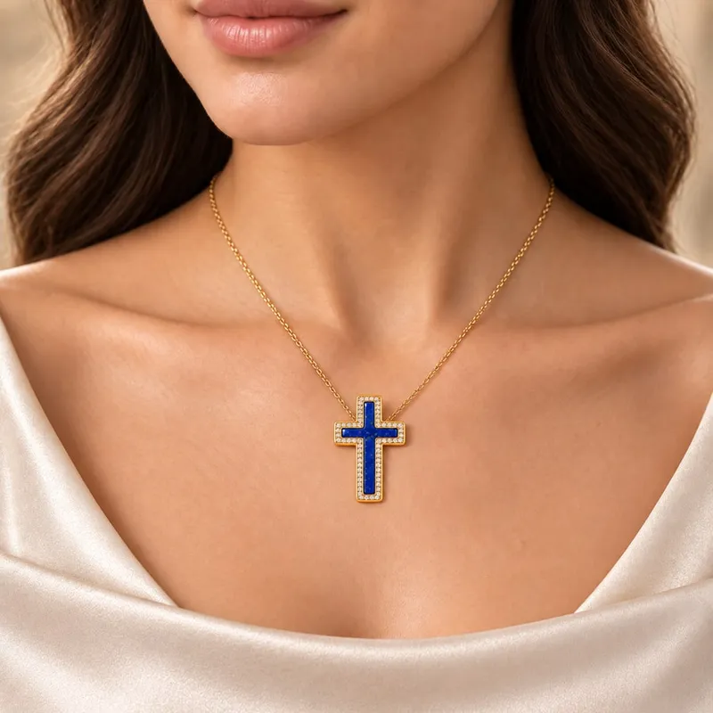 Kreuz Anhänger mit Lapislazuli, an einer Kette getragen