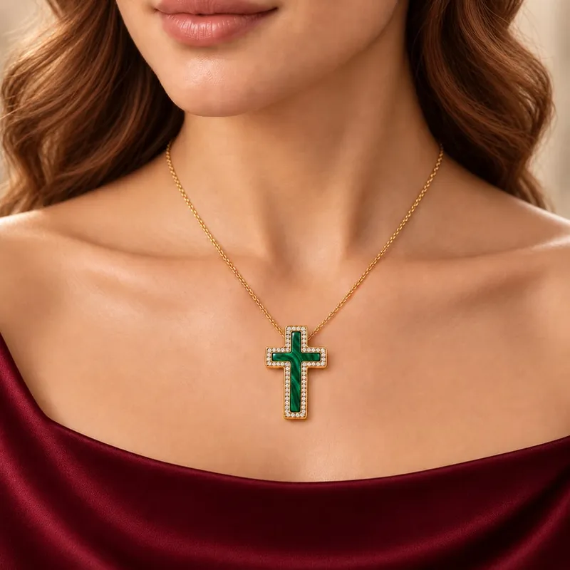Kreuz Anhänger mit Malachit, an einer Kette getragen