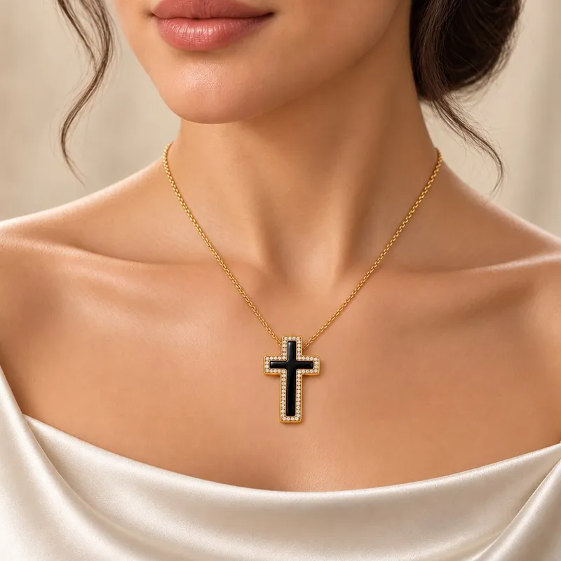 Kreuz Anhänger mit Onyx, an einer Kette getragen