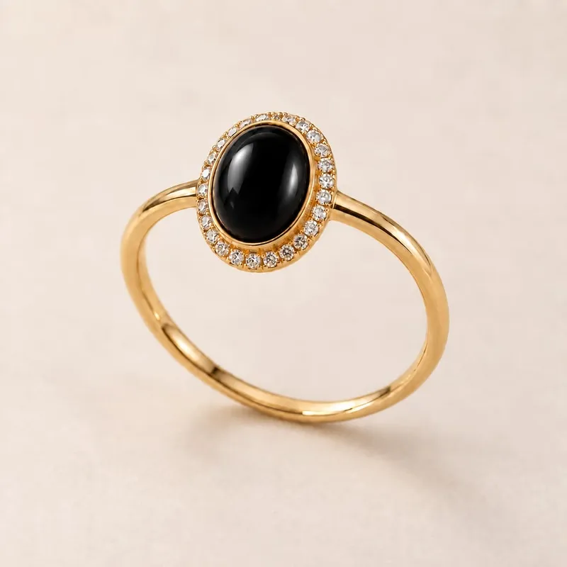 Ring mit Onyx als Hauptstein